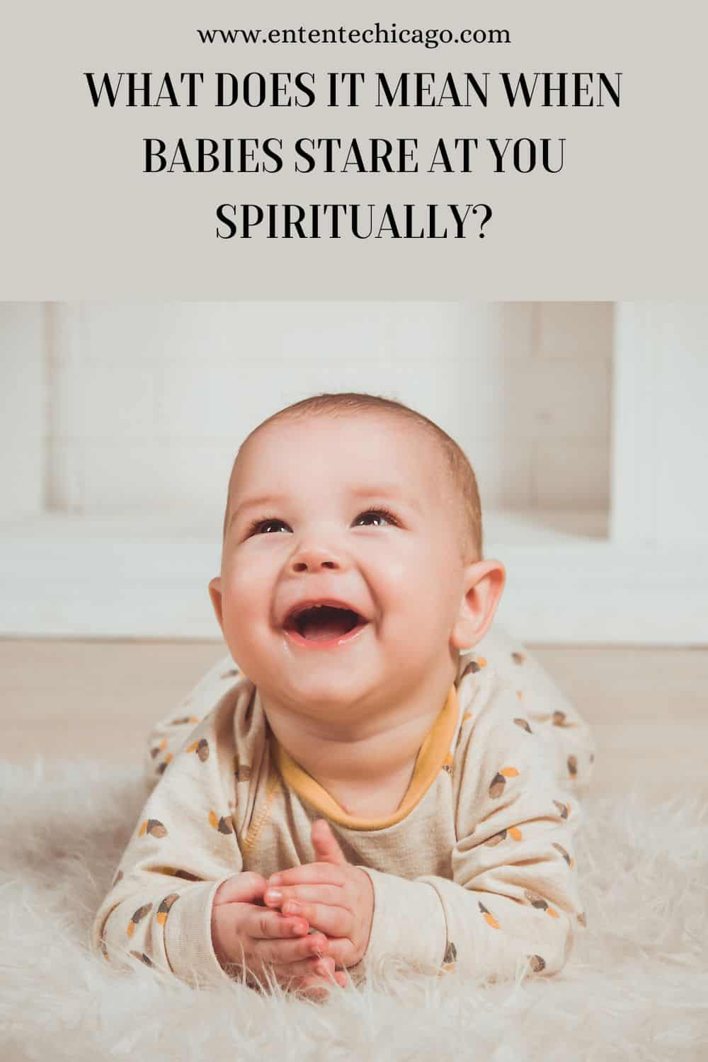 Porque é que os bebés olham para mim: o significado espiritual